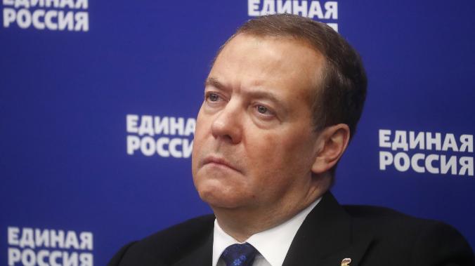 Медведев: мы боремся не с украинцами, а с нацистами