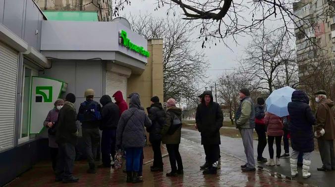 Жители Киева стоят в очередях за деньгами и питьевой водой
