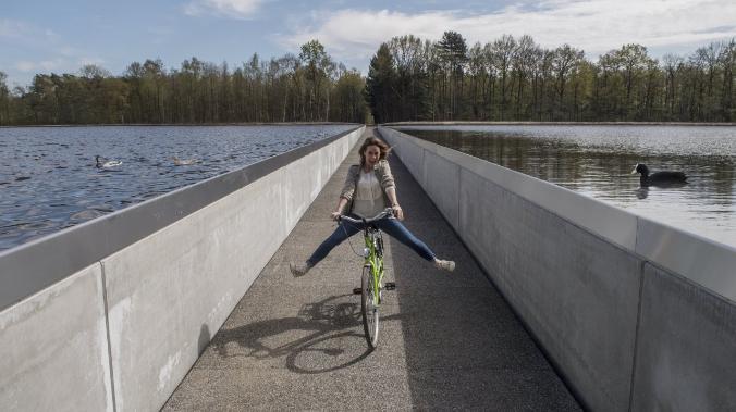 В Бельгии можно проехать на велосипеде по воде