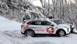 День жестянщика: на дорогах Ялты заносит машины