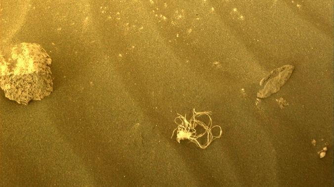 Марсоход НАСА обнаружил таинственный объект
