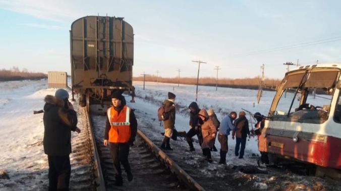 Семь пассажиров автобуса пострадали в ДТП с поездом в Алтайском крае