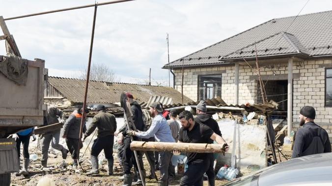 Жители Дагестана помогают пострадавшим от наводнения