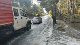 Под Алупкой вода подтапливает трассу – проезд открыт