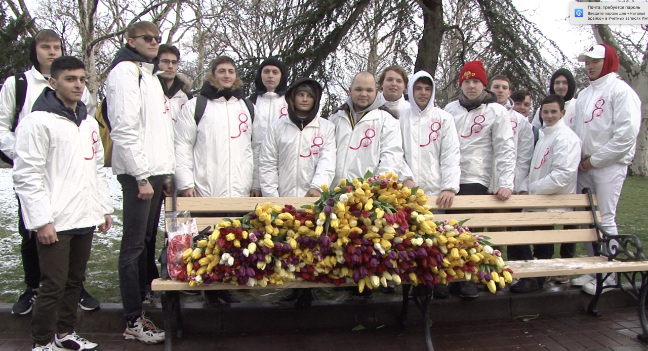 Волонтеры цветы. Волонтеры дарят тюльпаны. Волонтеры Севастополя. Подарок волонтеру женщине.
