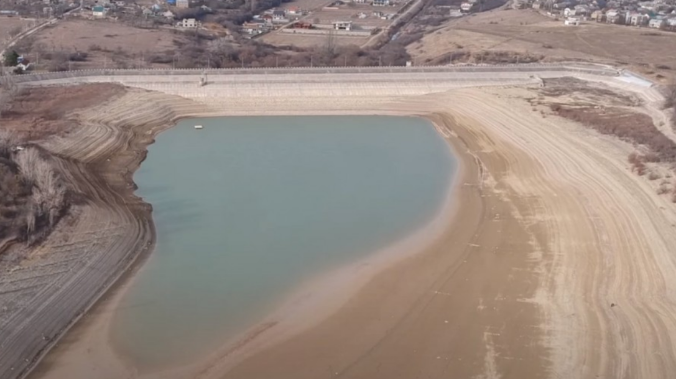 Симферопольское водохранилище опустело: специалисты готовятся перекрыть воду через две недели