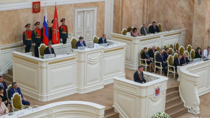 Петербургские депутаты наградили чиновника, уволенного в связи с утратой доверия