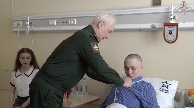 Белоусов вручил бойцу Ярашеву «Золотую Звезду»