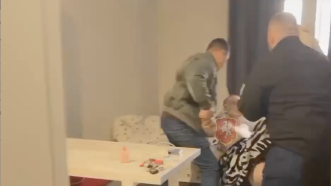 Курьера мошенников из Ростова задержали в Севастополе