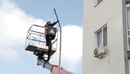 На ул. Александра Маринеско, 1Б заменили светильники