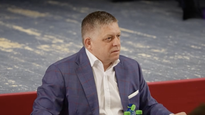 Фицо: русские стоят на коленях только, когда хотят шнурки завязать