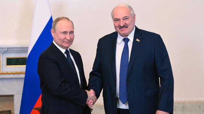 Лукашенко попросил Путина помочь с зеркальным ответом на агрессию Запада