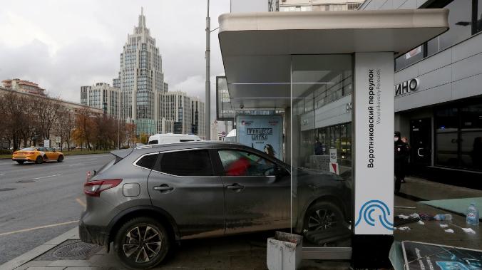 Иномарка протаранила автобусную остановку в центре Москвы