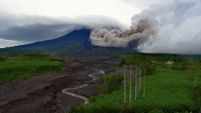  Вулкан Семеру выбросил ценный чёрный гравий 