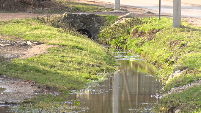 В Тыловом откачают воду из глубокой дорожной канавы