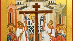 Верующие празднуют Воздвижение Креста Господня