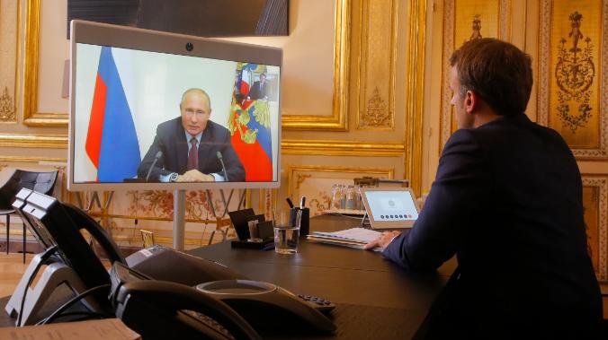 Путин и Макрон обменялись мнениями по ситуации в Карабахе 