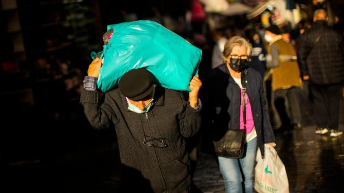 Жители Стамбула стоят в очередях за дешевым хлебом