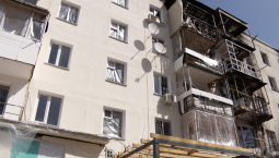 На ул. Павла Корчагина продолжают остеклять окна квартир