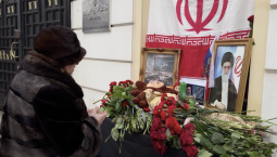 К посольству Ирана в Москве несут цветы в память о Хаменеи 