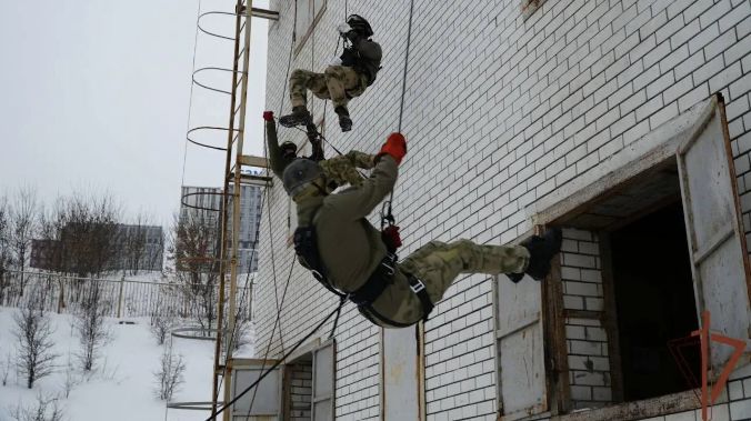 Бойцы СОБР отработали штурм многоэтажных зданий