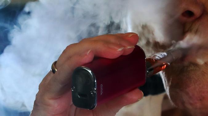 Учёные назвали опасное последствие от курения электронных сигарет