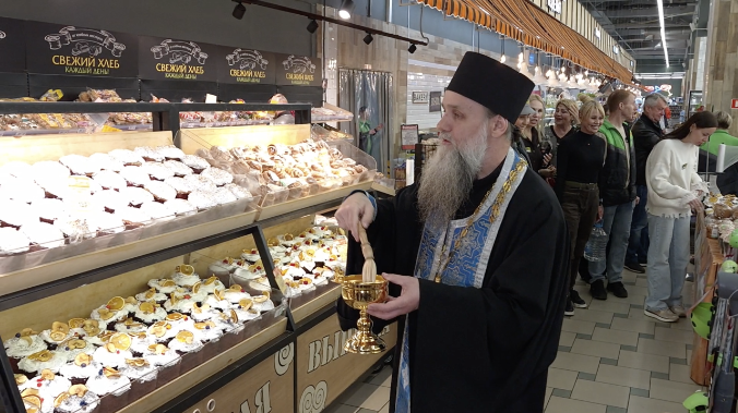 К празднику Светлой Пасхи в магазинах Севастополя освящают куличи