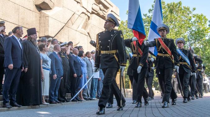 Губернатор Михаил Развожаев поздравил севастопольцев с Днём ВМФ