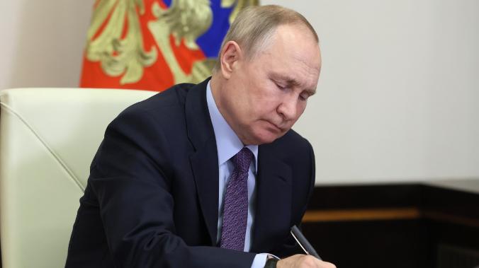Путин подписал закон о федеральном бюджете на 2023-2025 годы