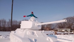 Россиянин слепил с внуком танк Т-34 из снега в Амурской области