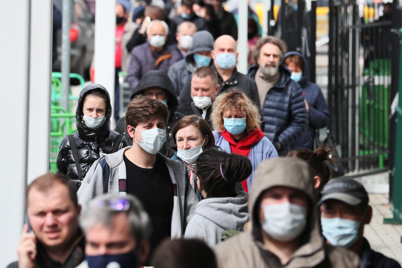 Люди едят в масках. Ковид 19 люди в масках Россия. Толпа людей в масках. Скопление людей в масках. Человек в маске.
