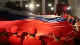 Ко Дню флага в Севастополе развернули российский триколор