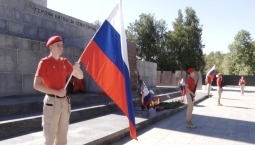 Юнармейцы заступили на почётный караул на Сапун-горе в День флага России