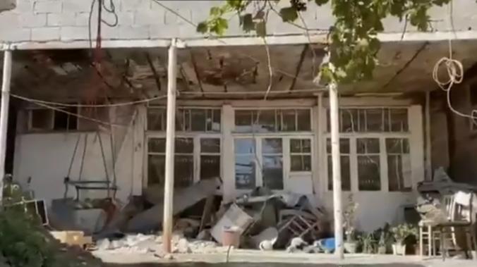 Житель Степанакерта показал ракету, свалившуюся во двор его дома