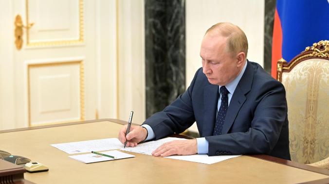 Путин утвердил двойные выплаты командированным лицам в новые регионы
