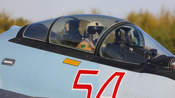 Российский пилот спас почти неуправляемый Су-35