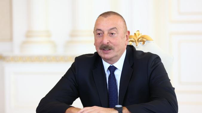 Президент Азербайджана провел переговоры с Макроном 