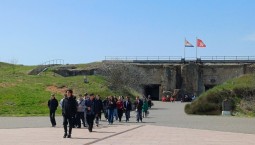 180 школьников из ДНР посетили 35 береговую батарею в Севастополе  