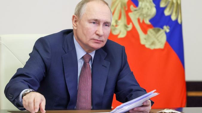 Путин подписал закон об установлении повышенного МРОТ на 2023 год
