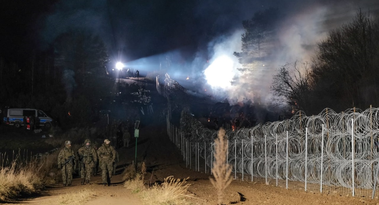 Польша агрессия. Белорусско-польская граница. Забор на польской границе. Забор на границе Польши и Украины. Беларусь границы.