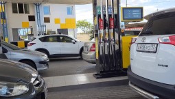 В Севастополе временно продают бензин по талонам 