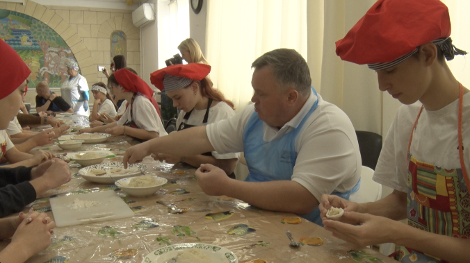 Бойцы СВО приготовили вареники с ребятами детдома