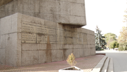 На мемориале в Севастополе стираются имена Героев