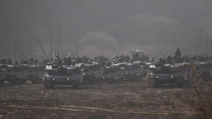 Американский эксперт предложил разместить у границ России танковую армию