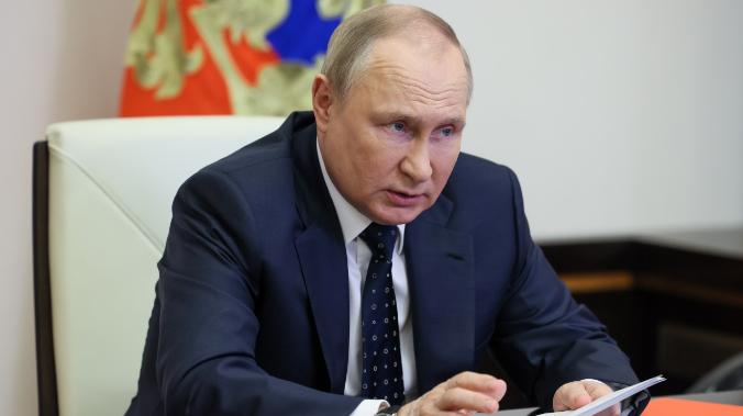 Владимир Путин поручил на 10% увеличить пенсии, прожиточный минимум и МРОТ
