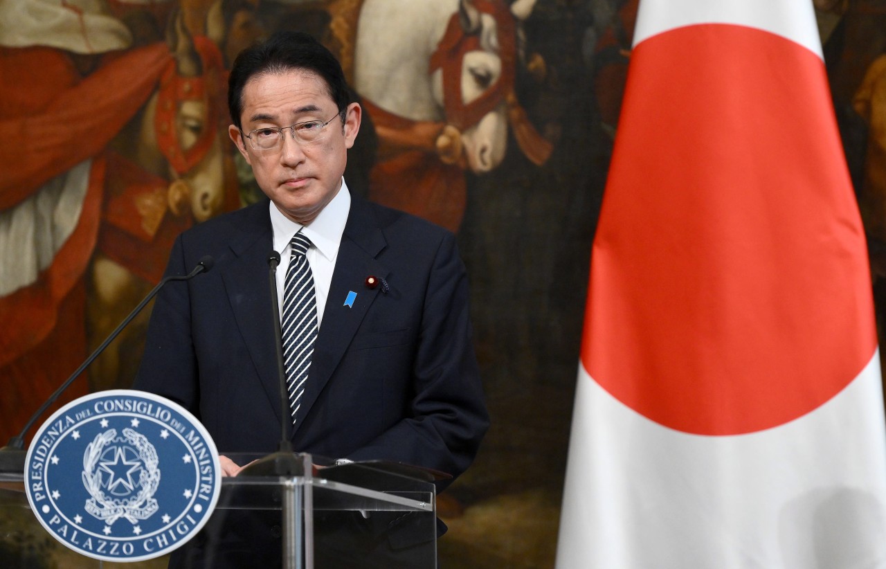 Япония угрожает. Фумио Кисида и си Цзиньпин. Премьер Японии Фумио Кисида. Премьер министр Кореи.