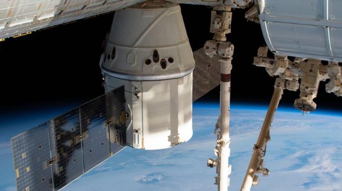 Космический перевозчик грузов Илона Маска приводнился в Атлантике