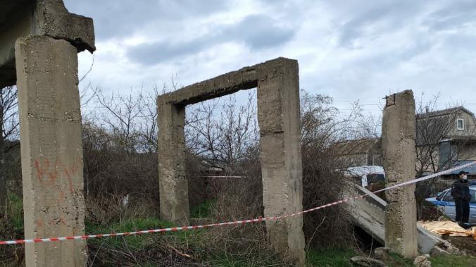 В Орловке подросток погиб под  бетонной плитой 