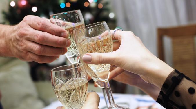 Нарколог рассказал как с минимальным вредом употреблять алкоголь на Новый год