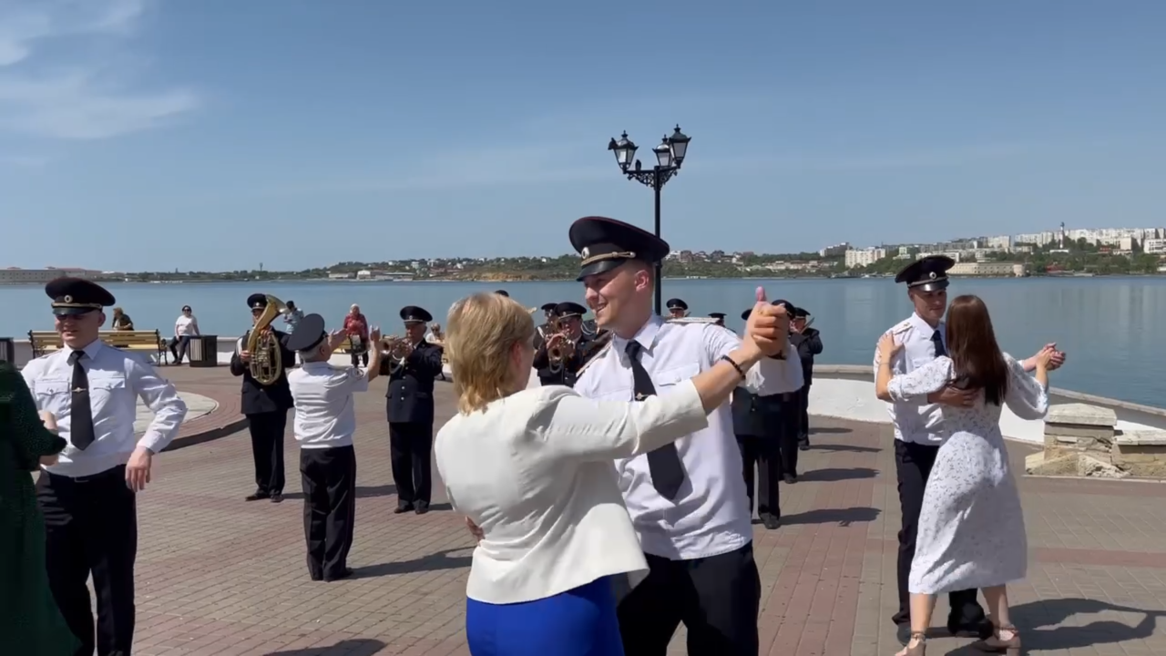 14 июня день севастополя. День Севастополя. Полиция Севастополь. Флешмоб Севастополь. С праздником севастопольцы.